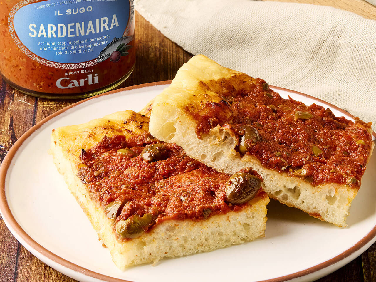 Pizza avec la sauce tomate Sardenaira