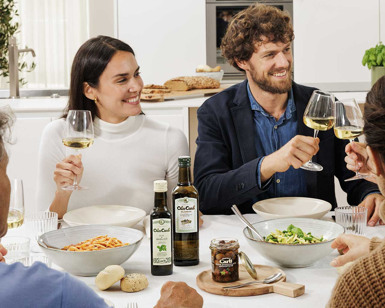 Jeune couple en train de dîner ensemble